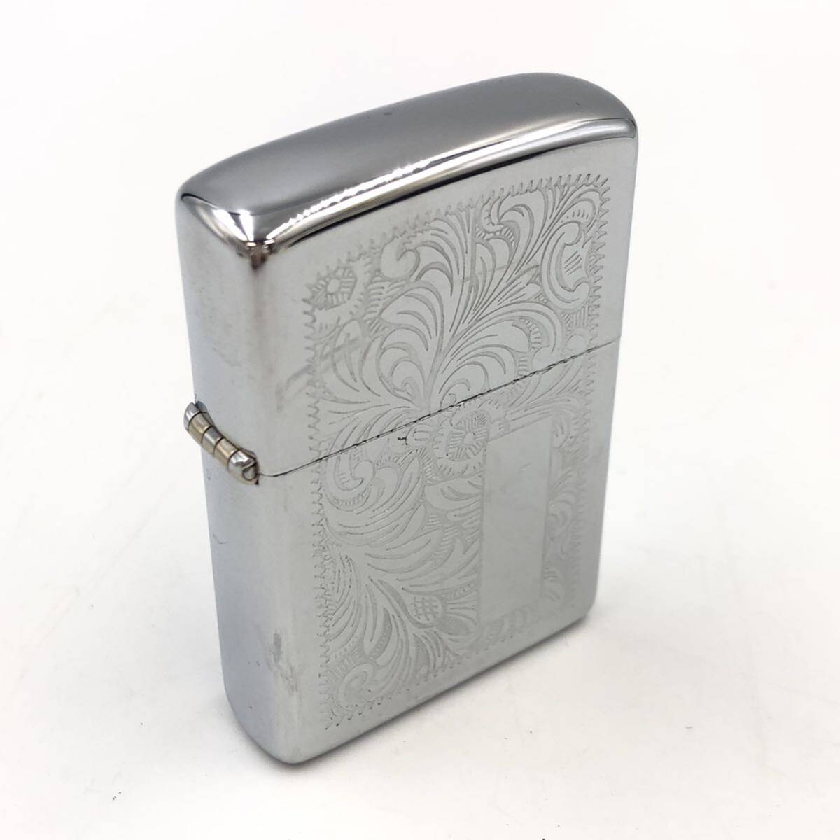 4.11NI-E1408★ZIPPO★ジッポ ジッポー 柄 1984年製 シルバーカラー オイルライター lighter 喫煙具 DA0/DB0_画像1