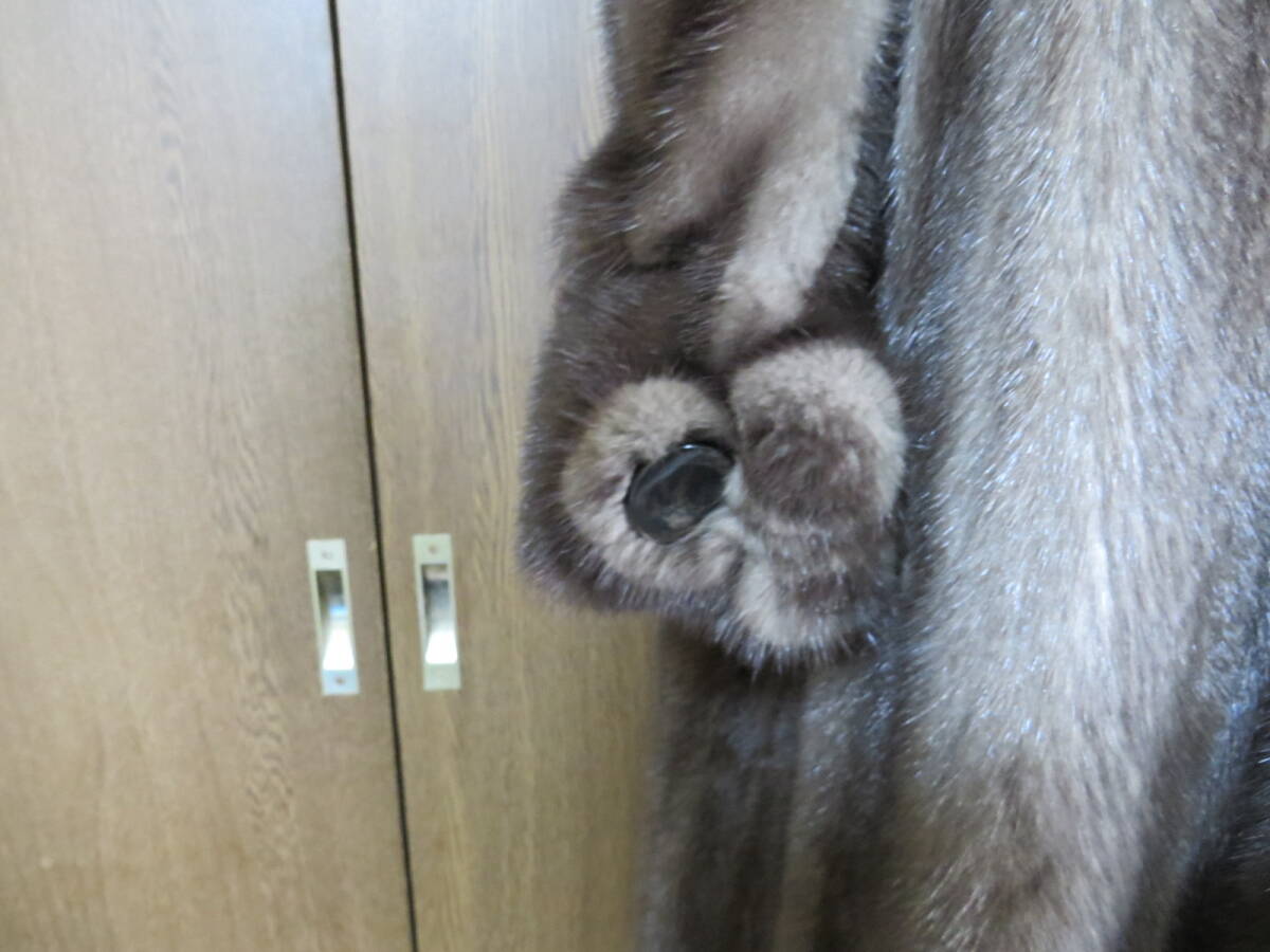 【ＡＭＥＲＩＣＡＮ ＦＵＲ ＡＷＡＲＤＳ】グレー系 最高級ミンク毛皮 ロングコート ＳＡＦＵＲＯＮフック サイズ不明の画像3