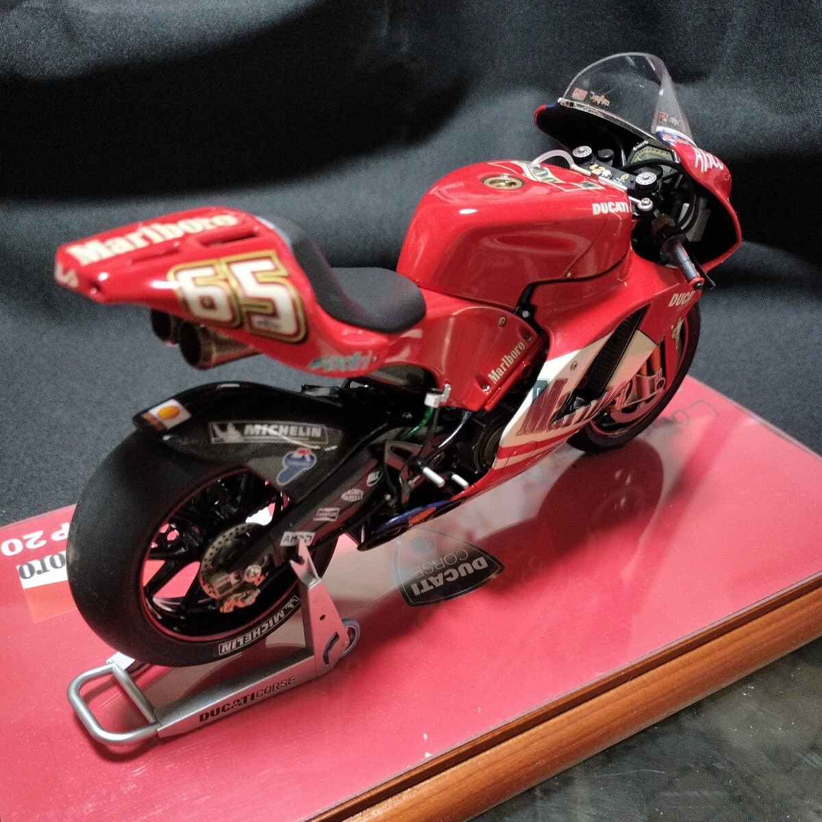 タミヤ 1/12 MotoGP 2004年 ドゥカティ デスモセディチ GP04 #65 L.カピロッシ 完成品★専用台座ケース付き★_画像4