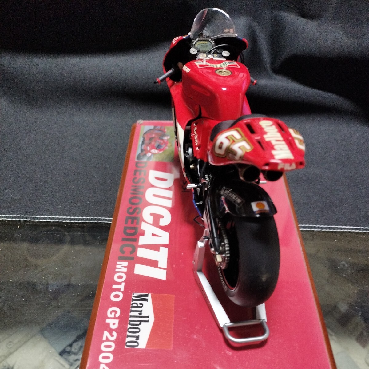 タミヤ 1/12 MotoGP 2004年 ドゥカティ デスモセディチ GP04 #65 L.カピロッシ 完成品★専用台座ケース付き★_画像5