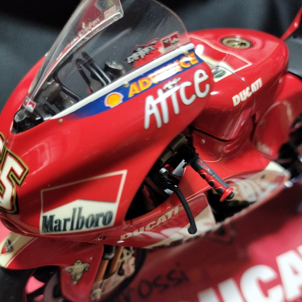 タミヤ 1/12 MotoGP 2004年 ドゥカティ デスモセディチ GP04 #65 L.カピロッシ 完成品★専用台座ケース付き★