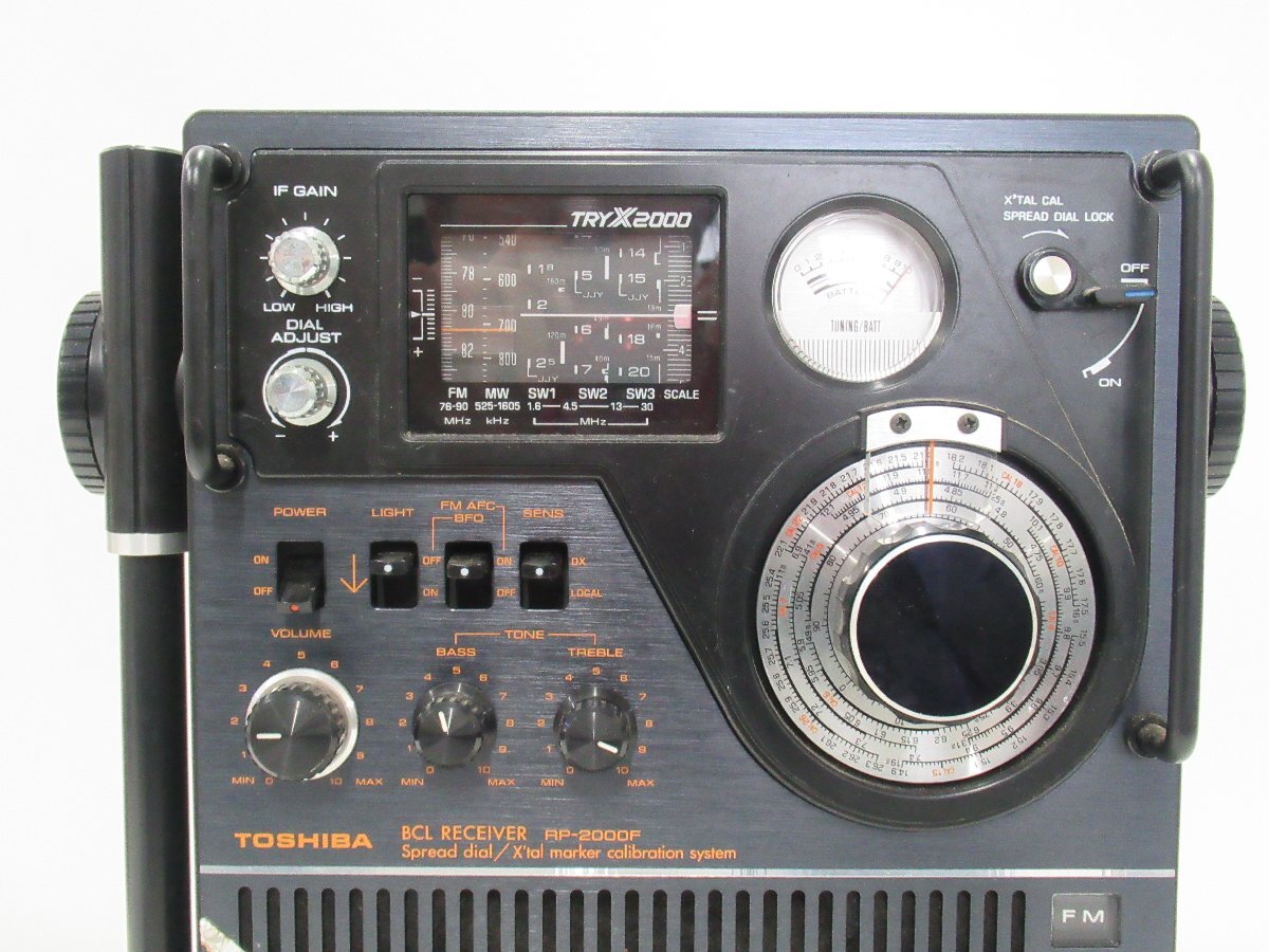 C664◆東芝 BCLラジオ TRYX2000 TOSHIBA BCL RECEIVER RP-2000F 通電確認済み(電池） FM/MW受信OK ラジオ 昭和レトロ ※アダプター欠品の画像2