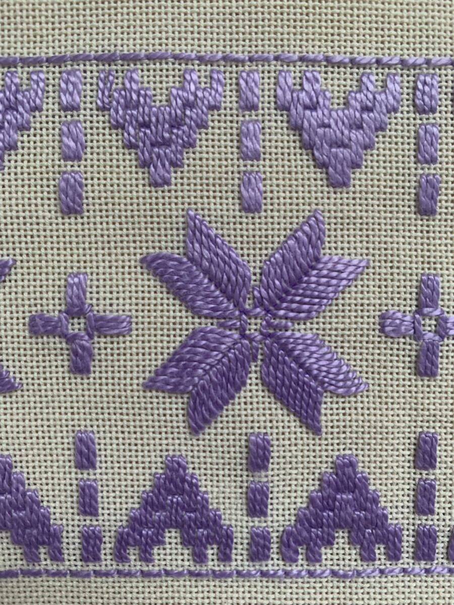 北欧雑貨!スウェーデン、ヴィンテージ、ハンドメイド刺繍ドイリー 、北欧伝統刺繍　#42 紫糸の刺繍　テーブルランナー　手刺繍_画像4