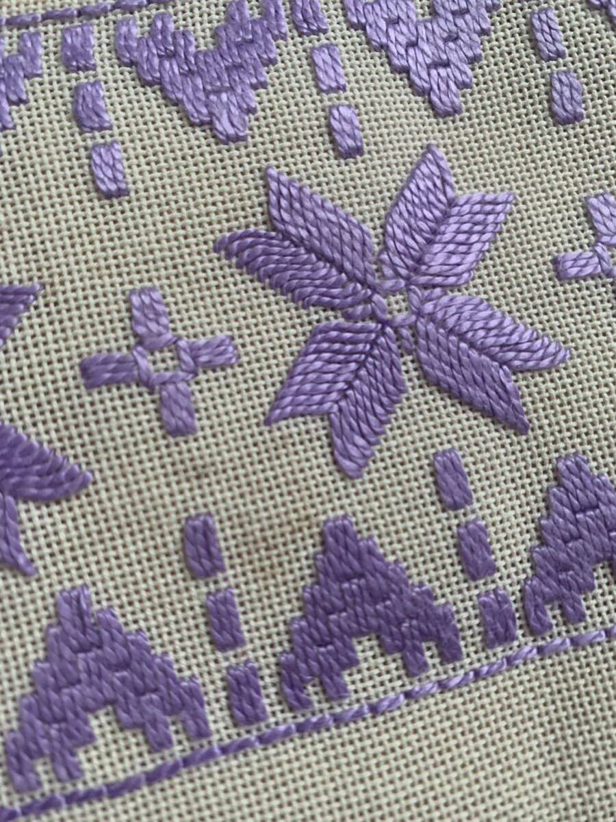 北欧雑貨!スウェーデン、ヴィンテージ、ハンドメイド刺繍ドイリー 、北欧伝統刺繍　#42 紫糸の刺繍　テーブルランナー　手刺繍_画像7