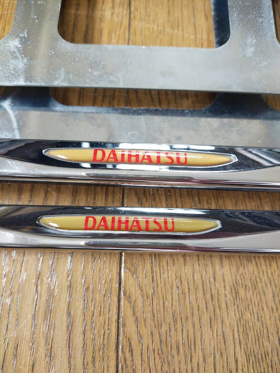 DAIHATSU ダイハツ ナンバーフレーム ナンバープレート枠 純正 前後セット 中古品の画像8