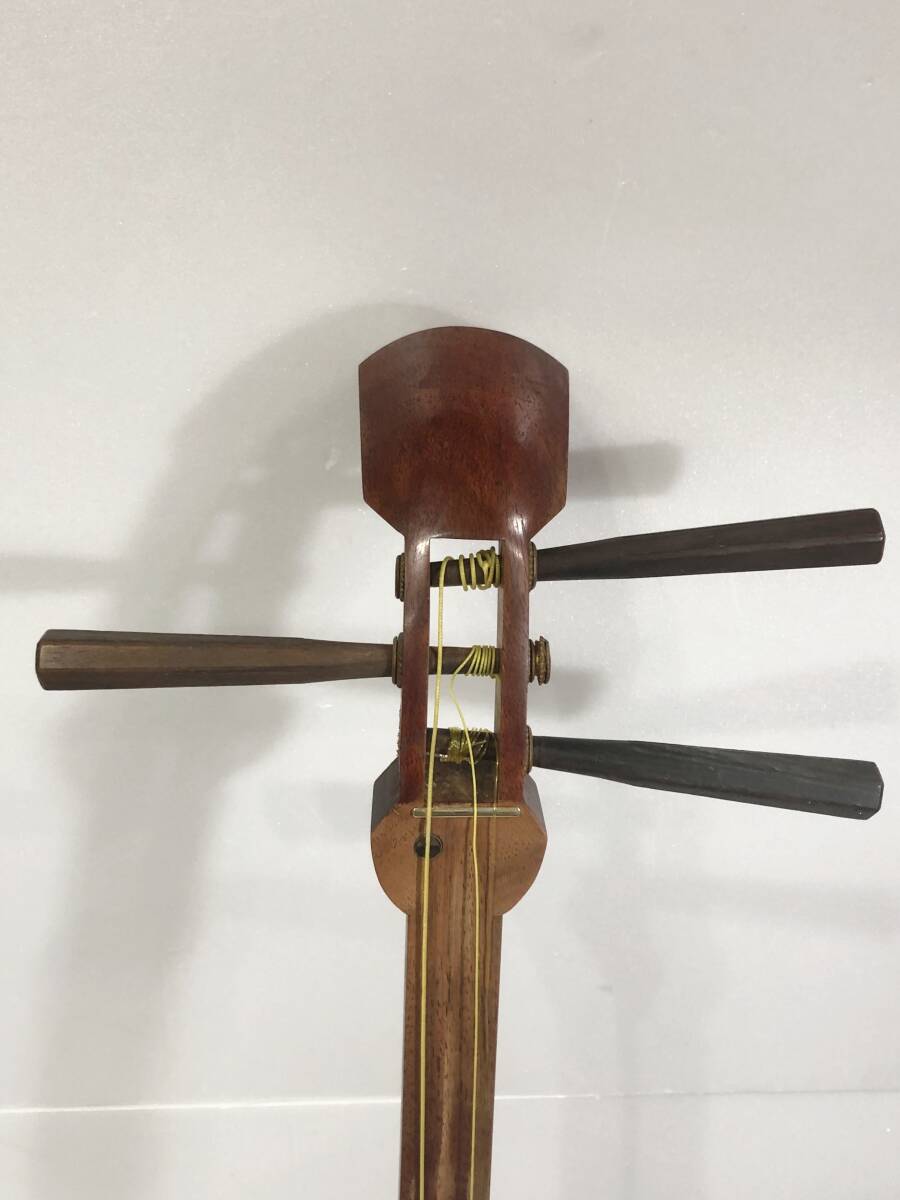  shamisen маленький . общая длина примерно 98cm. толщина примерно 2.4cm традиционные японские музыкальные инструменты струнные инструменты текущее состояние товар AC167160