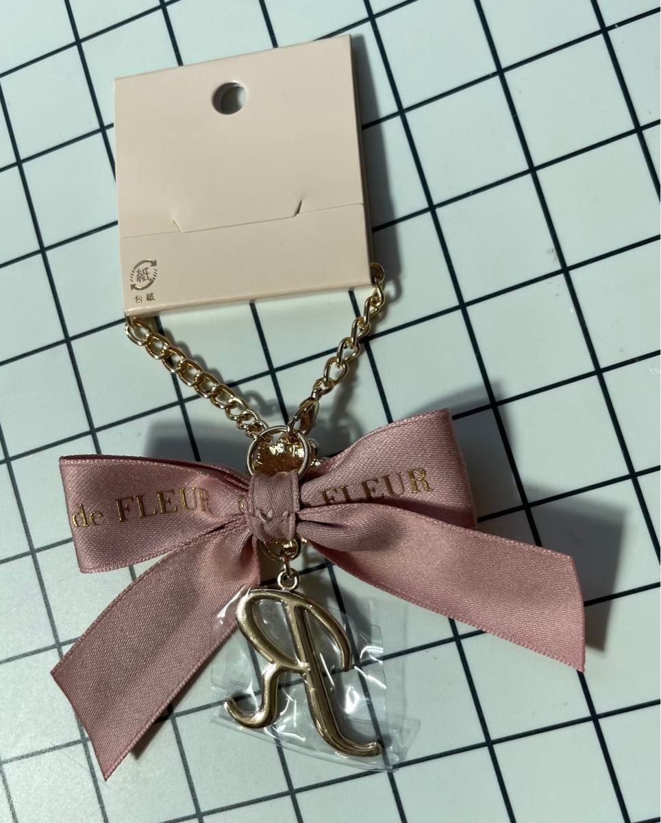 Maison de FLEUR イニシャルリボンパールチャーム ピンク　R