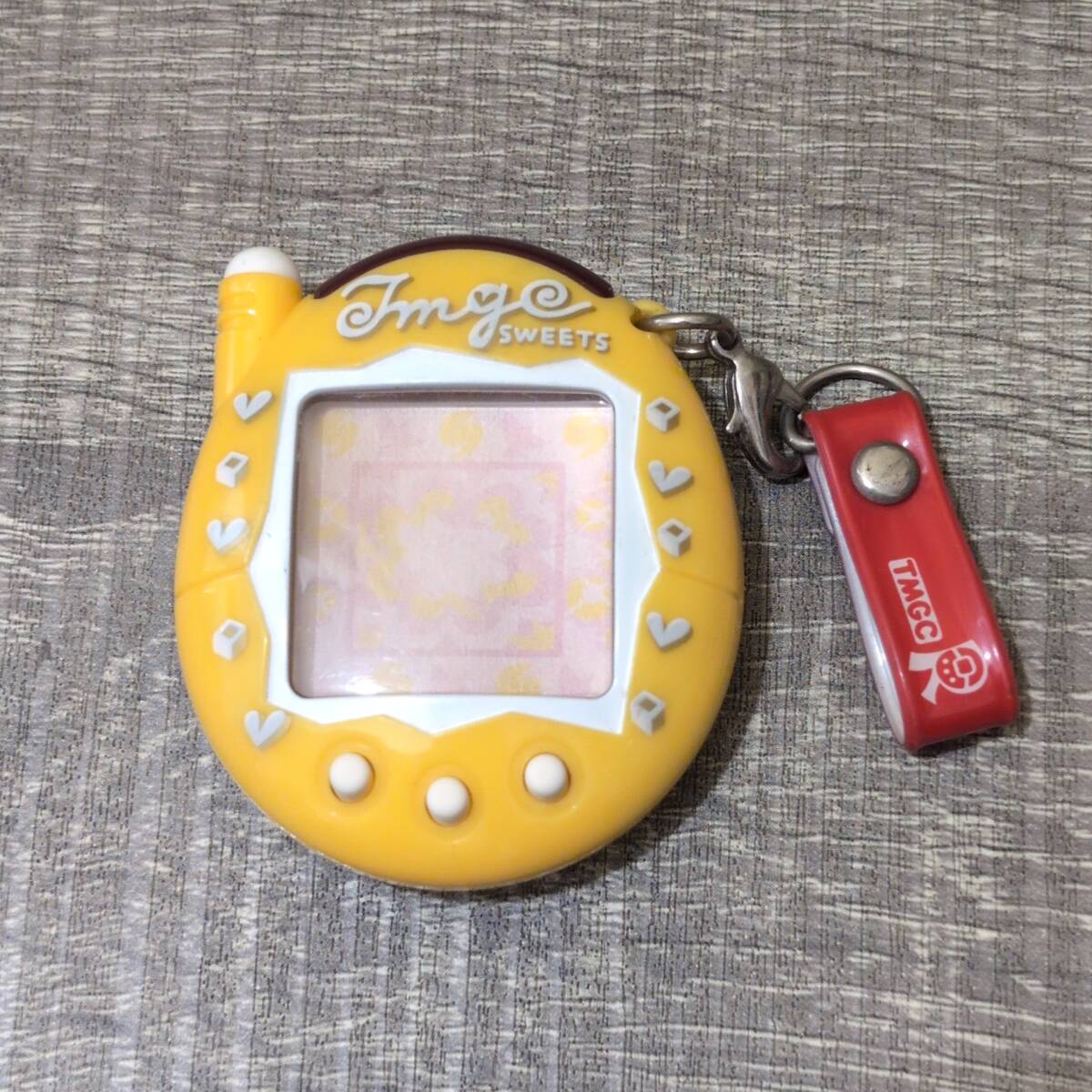 【玩具】 たまごっちプラス SWEETS 2004年 バンダイ BANDAI イエロー 黄色 バーチャルペット 電子 レア 大人気 携帯ゲーム レトロ 平成レア_画像1