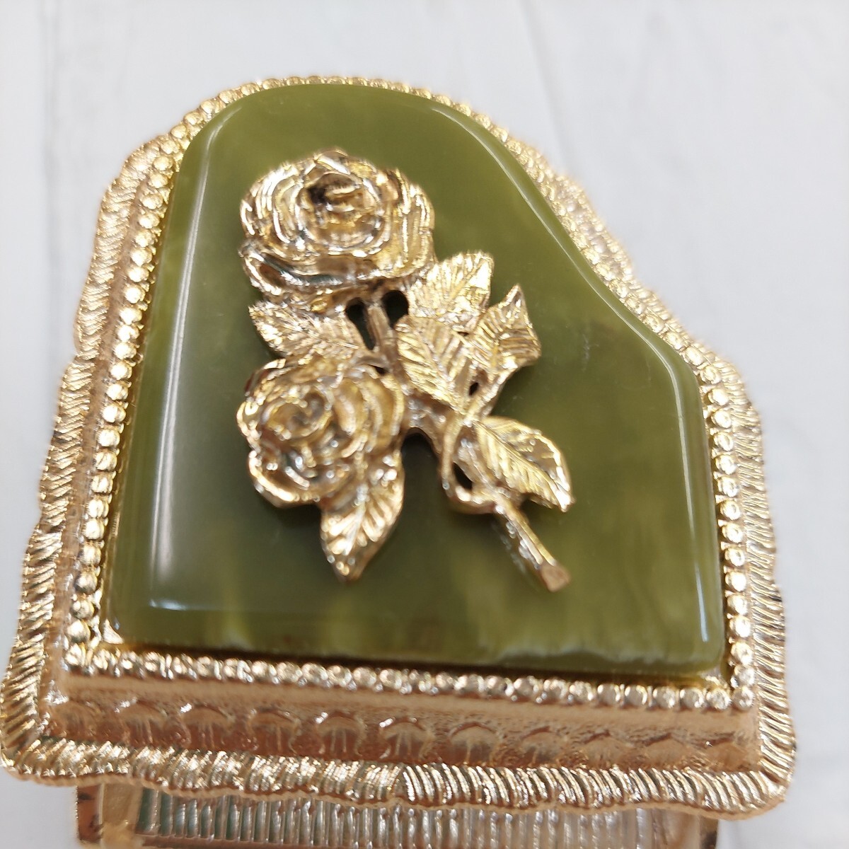 100円〜 小物入れ ジュエリーボックス 宝石箱◆抹茶色の天然石が付いた金色のピアノのオルゴール・乙女の祈りの画像3