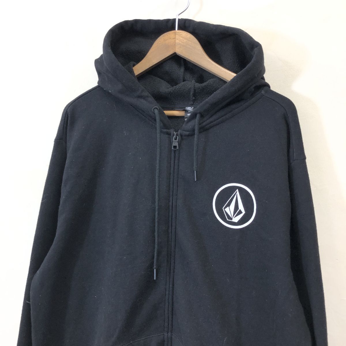 A542-F◆ VOLCOM ボルコム ジップアップパーカー フーディ ジャケット 袖ロゴプリント ◆ sizeL コットン ポリエステル ブラック 古着 春の画像3