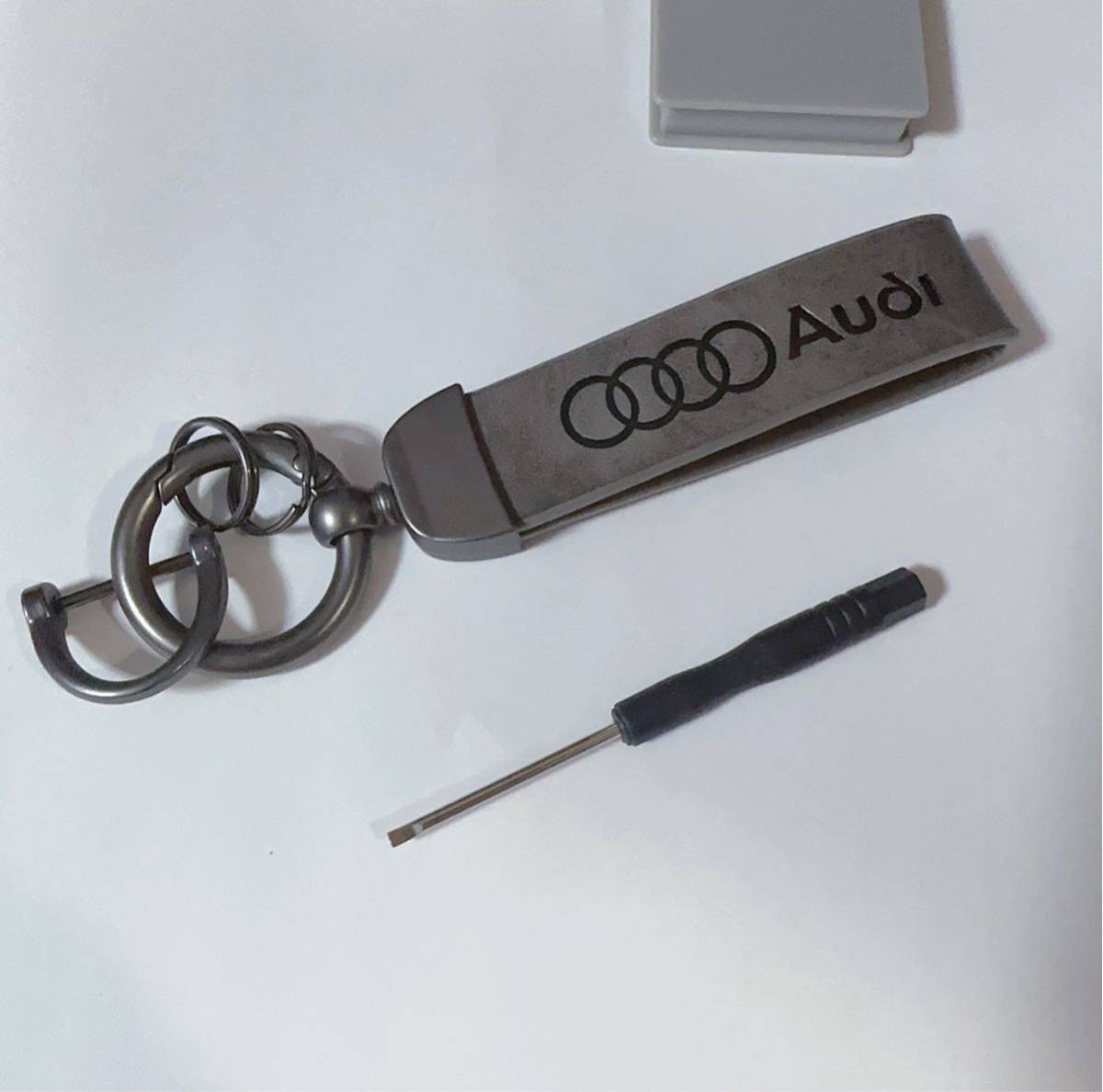 アウディ　Audi キーホルダー　灰色_画像1