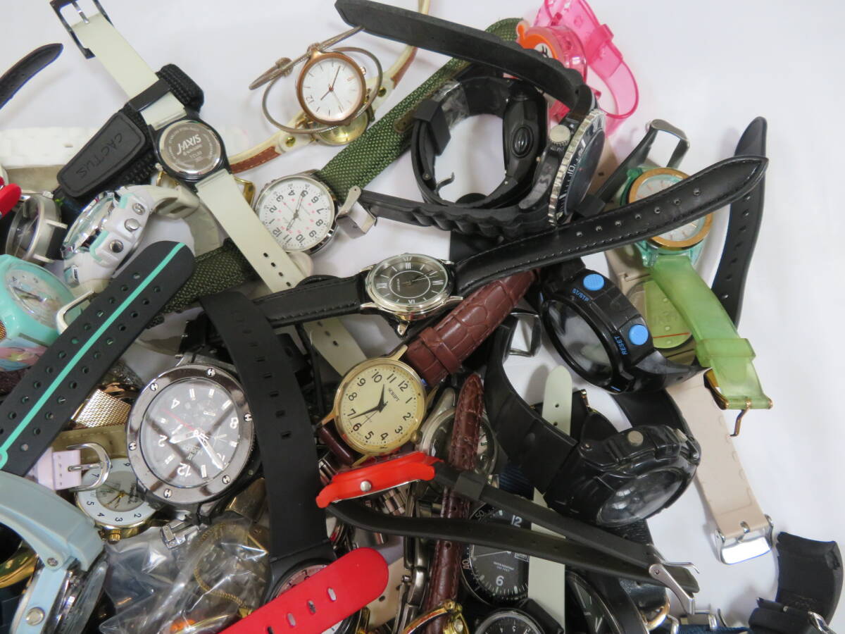 ジャンク品　部品取り　メーカー色々　まとめて200個以上　腕時計　中古品　まと2ー17A　_画像2