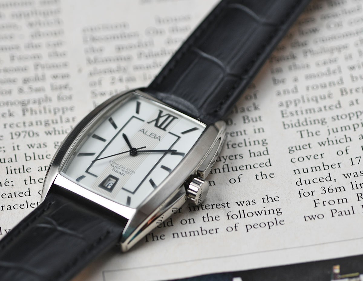 新品1円 逆輸入セイコーALBA 知的で気品あるトノー型ケース＆ローマ数字 ホワイトフェイス 50m防水 本革ベルト メンズ日本未発売 腕時計の画像5
