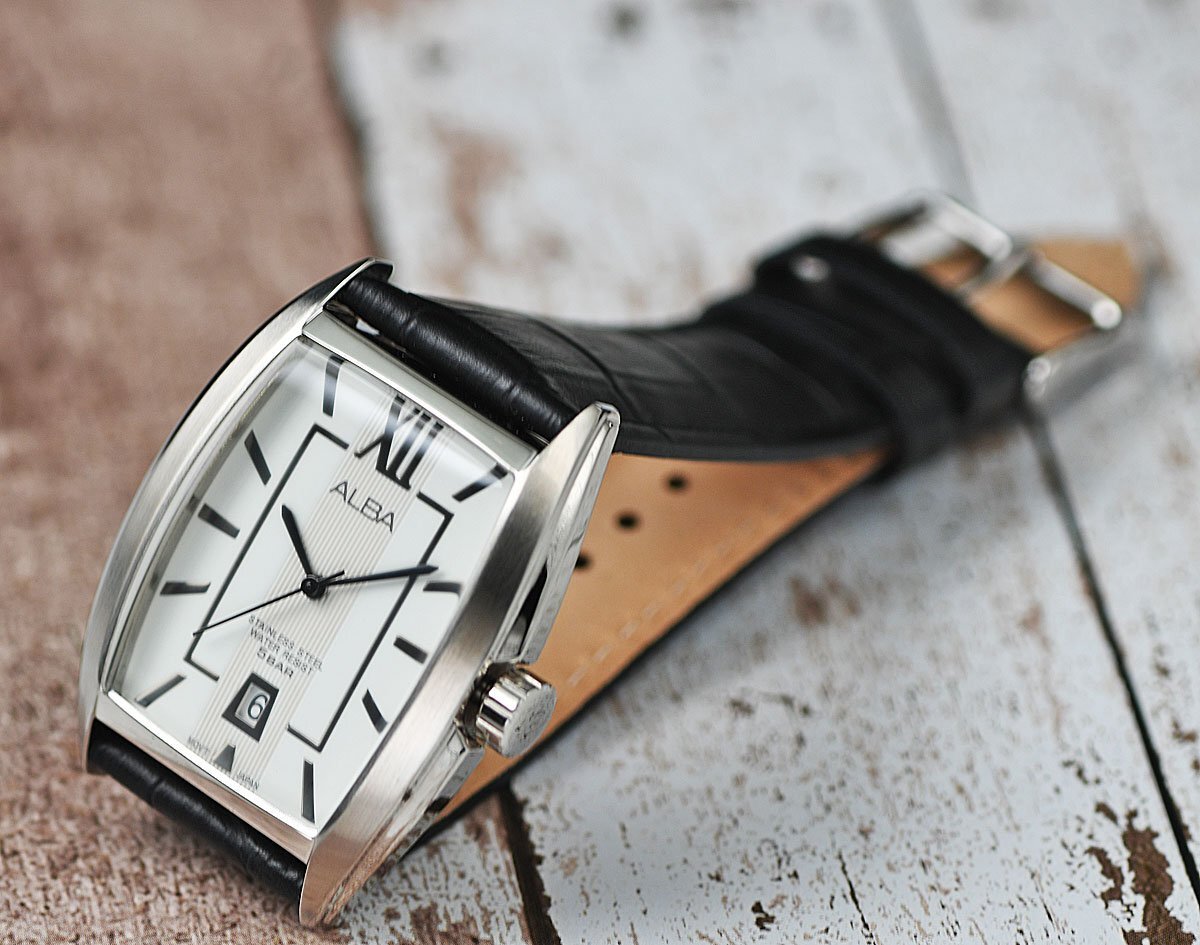 新品1円 逆輸入セイコーALBA 知的で気品あるトノー型ケース＆ローマ数字 ホワイトフェイス 50m防水 本革ベルト メンズ日本未発売 腕時計の画像6