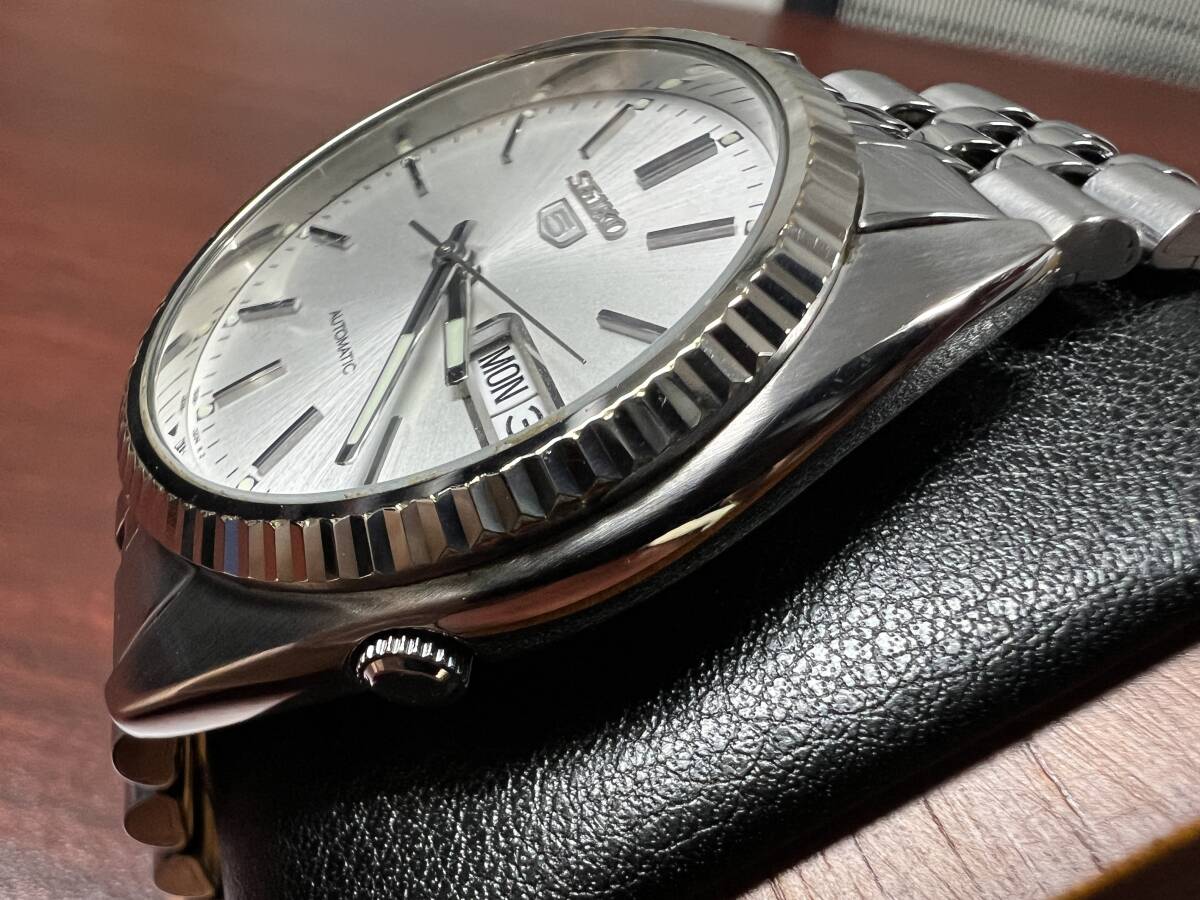 SEIKO セイコー セイコー5 7S26-3110 美品 シルバー文字盤 デイデイト 自動巻 メンズ 腕時計 純正ジュビリーブレス フルーテッドベゼル_画像2