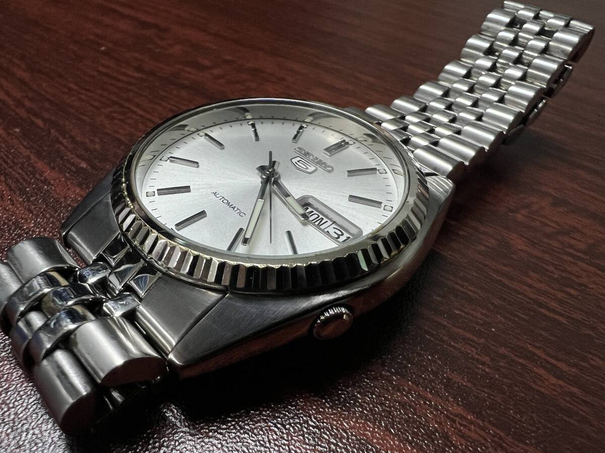 SEIKO セイコー セイコー5 7S26-3110 美品 シルバー文字盤 デイデイト 自動巻 メンズ 腕時計 純正ジュビリーブレス フルーテッドベゼル_画像8