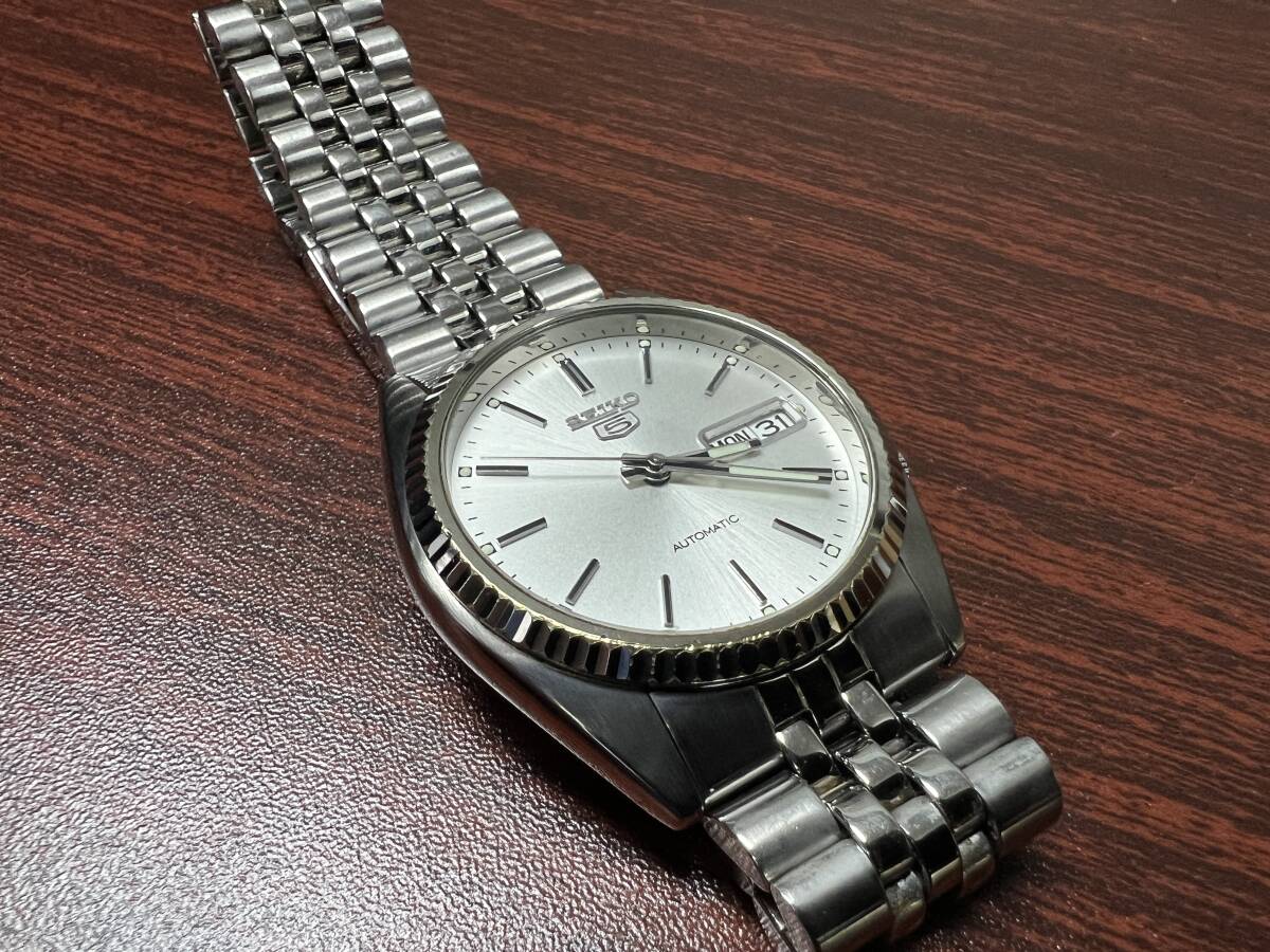 SEIKO セイコー セイコー5 7S26-3110 美品 シルバー文字盤 デイデイト 自動巻 メンズ 腕時計 純正ジュビリーブレス フルーテッドベゼル_画像9