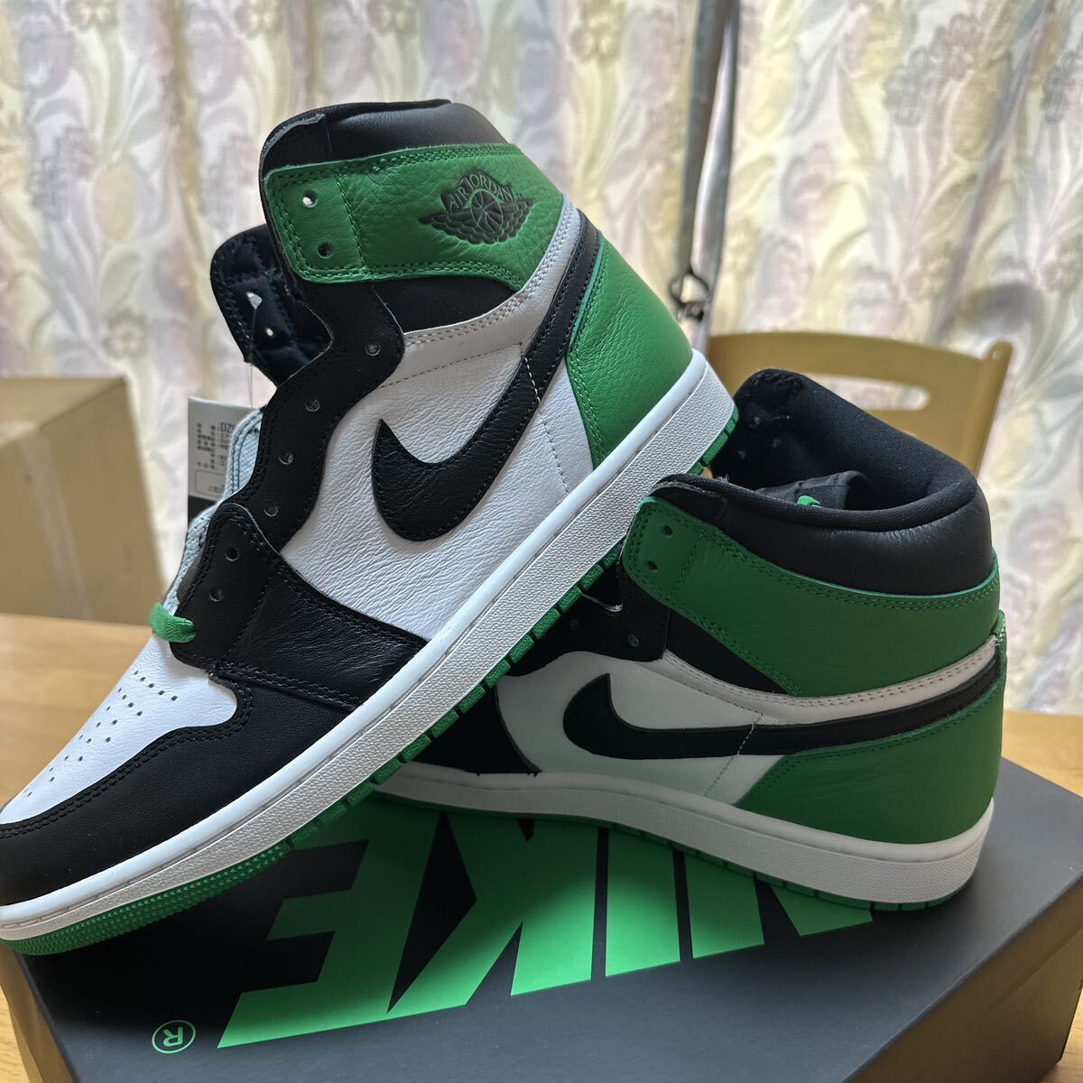 Nike Air Jordan 1 Retro High OG Celtics/Black and Lucky Green (2023)_画像2