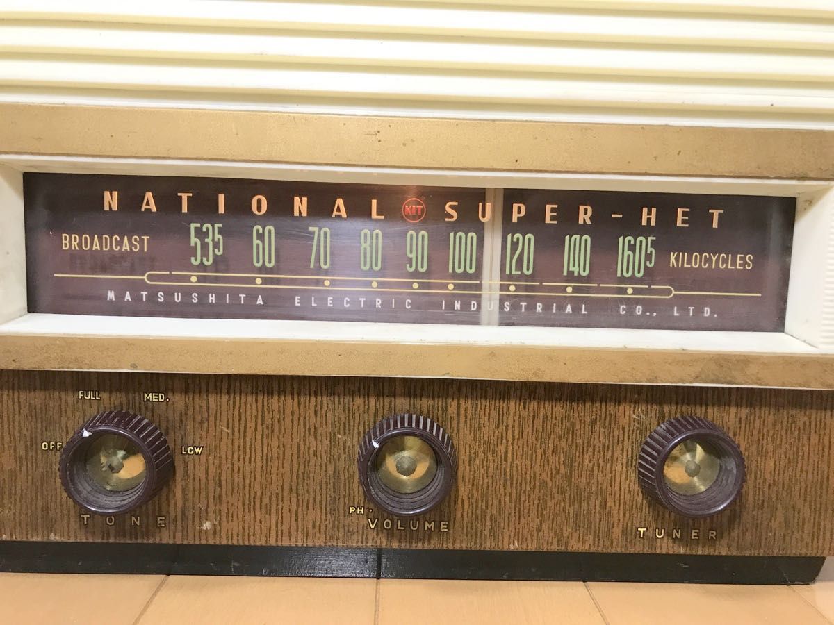 レトロ  ナショナル NATIONAL 真空管ラジオ。