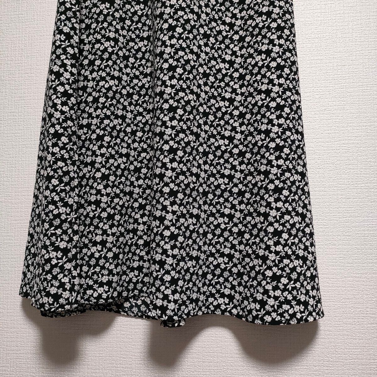 未使用　GU　小花柄 　フレアロングスカート　Aライン 黒×白　サイズS