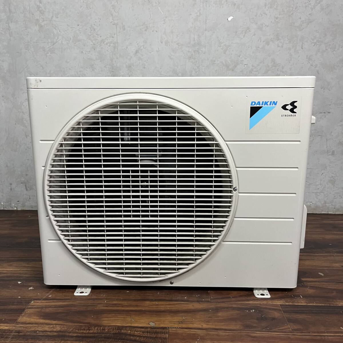 WY12/43 ダイキン DAIKIN ルームエアコン F22WTCXS-W 室外機 R22WCXS 2019年製 100V おもに6畳用 リモコン無し ★直接引取歓迎_画像2