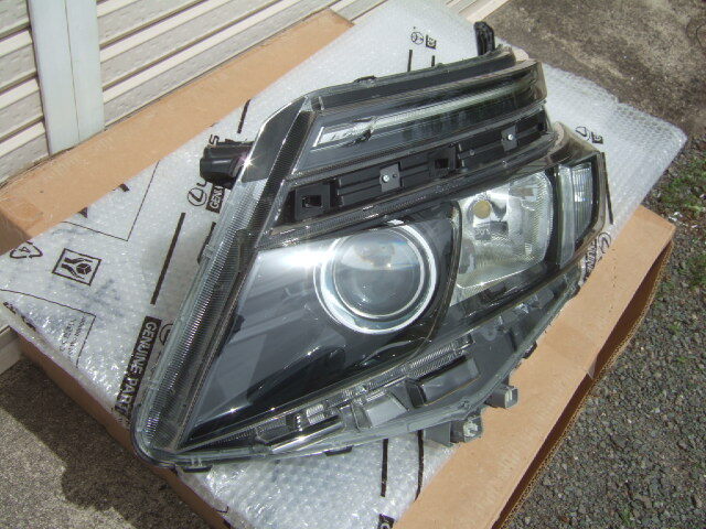 送料無料 トヨタ ヴォクシー ハイブリッド 前期 ヘッドライト 左 81150-28D01 ICHIKOH 28-229 ZWR80W ZRR80W 純正 LED ヘッドランプ Lの画像1