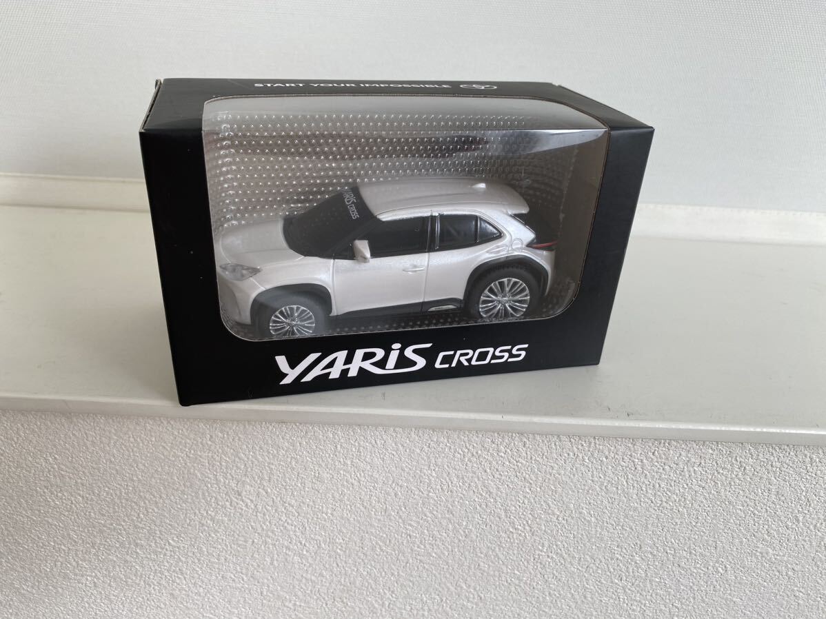 送料込★ヤリスクロス ミニカー トヨタ プルバックカー カラーサンプル 070 ホワイトパールクリスタルシャイン YARIS CROSS 色見本 非売品の画像1