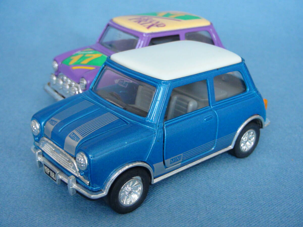 古いSSサニーサイド1/32位プルバックモデル旧型ミニクーパー・ノーマルタイプ青メタ/白ルーフ&おまけのレーシング仕様紫_画像1