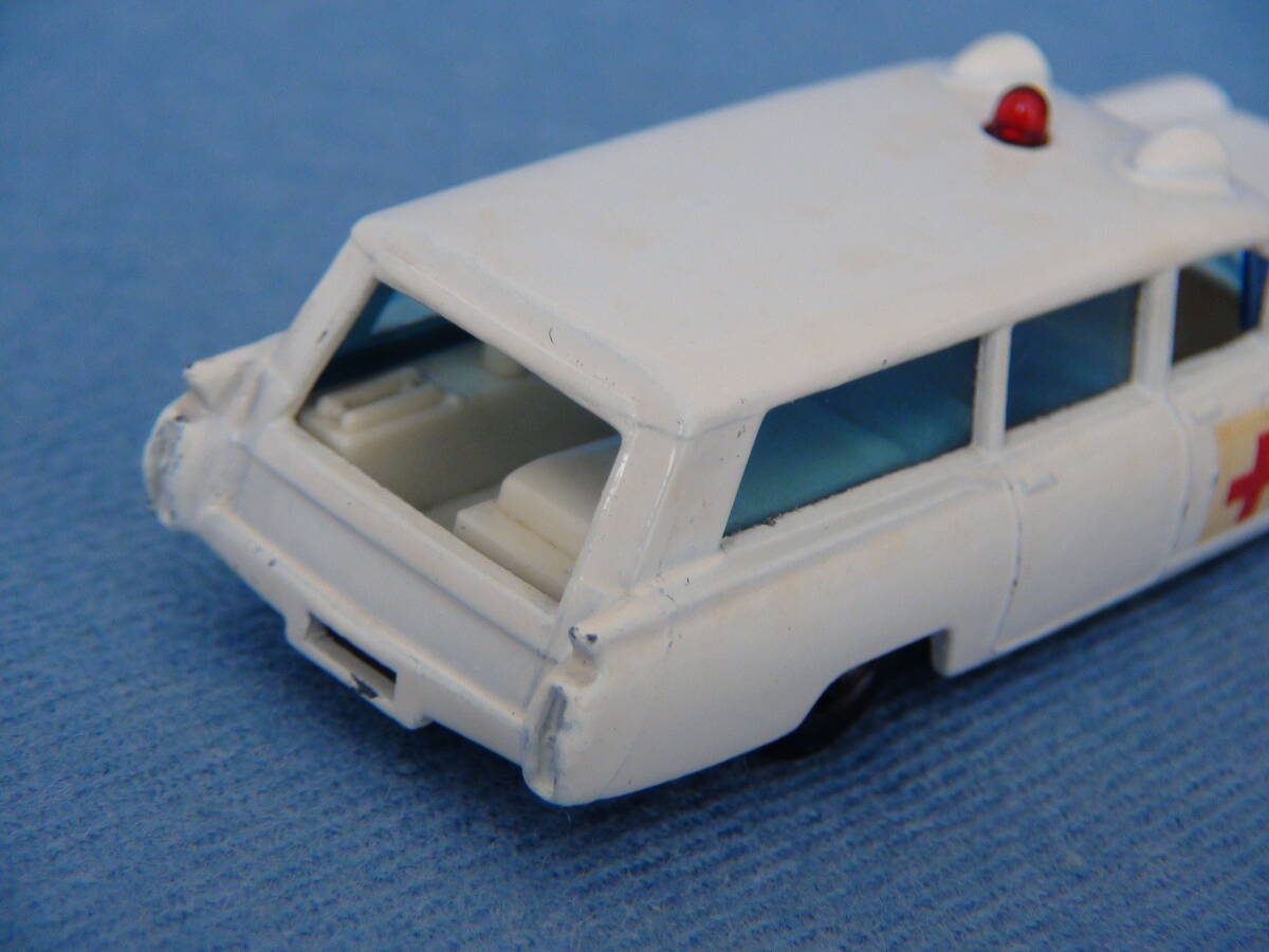 1960年代古い英マッチボックスNo54・キャデラックS&Sスーペリア救急車白・旧ホイール/美品の画像4