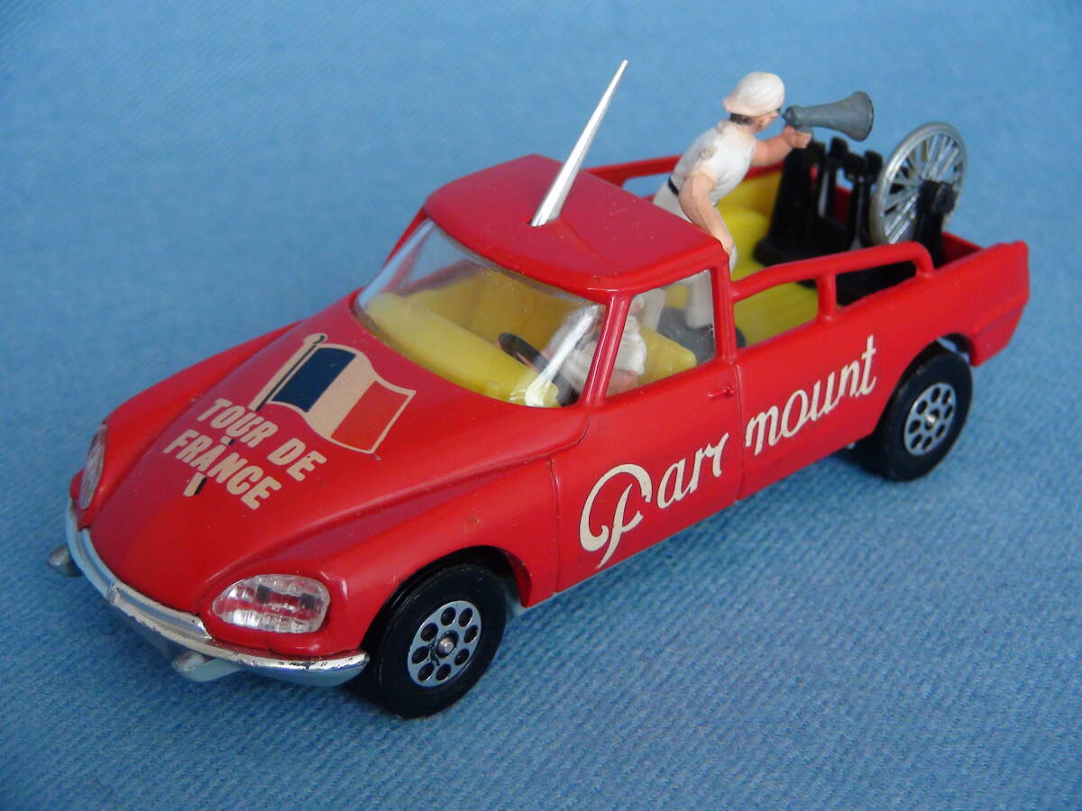 【希少】1970年頃古い英コーギー1/43シトロエンDS21ツールドフランス自転車レース・パラマウントアシストカー赤の画像1
