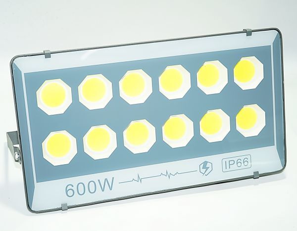 ♪最新 丸型COBチップ搭載 LED600W投光器 5台セット！薄型軽量 6000K 白色光 店舗/工場/駐車場の照明に！IP66防水！_画像3