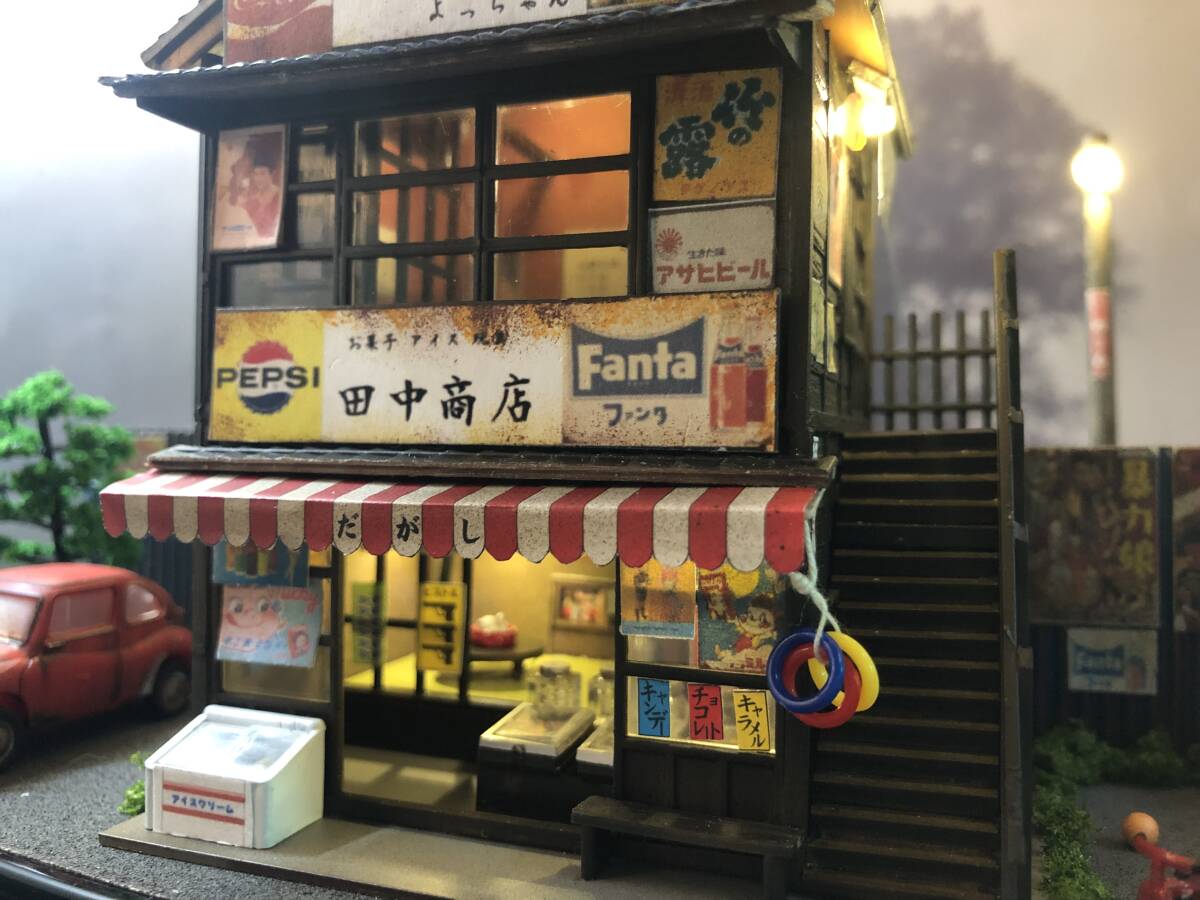 昭和レトロな駄菓子屋 二階お好み焼き屋 スバル360 LEDライトアップ 自作ジオラマ完成品 ケース付 店名変更可能ですの画像2