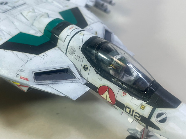 * Hasegawa 1/72 No.1 VF-1A bar drill - persimmon cape machine painted final product 