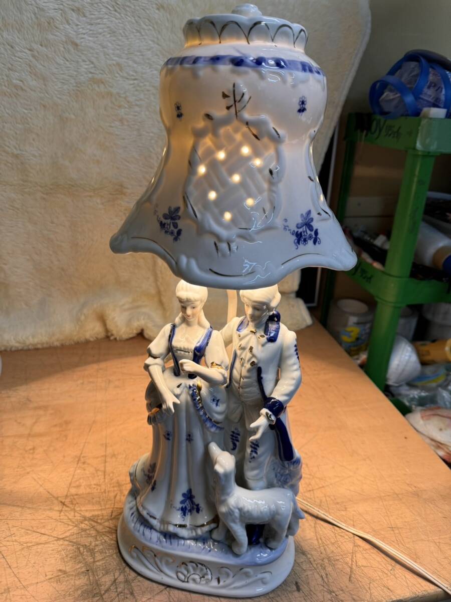 フィギュリンランプ 西洋人形 スタンド テーブルランプ 照明 インテリア 陶器 貴族 ☆ (ヤマト運輸)