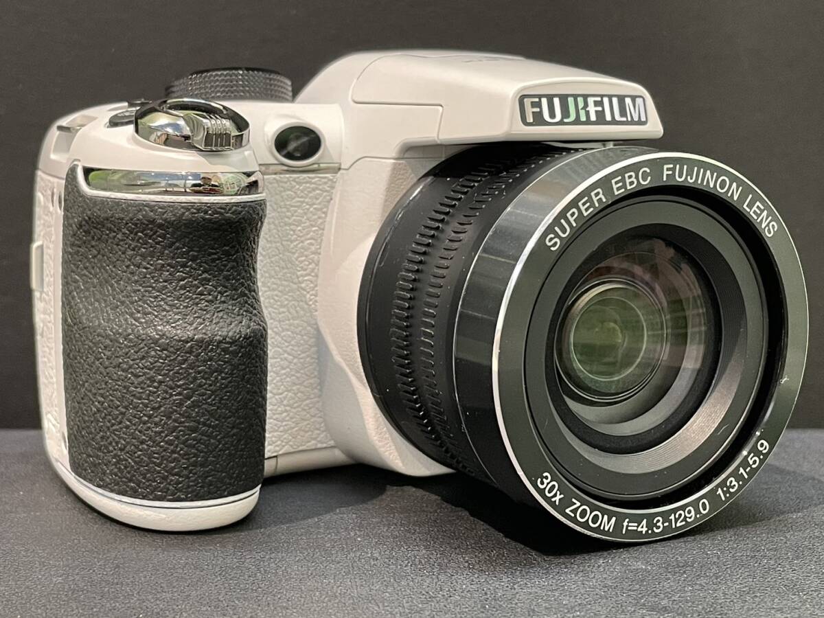 【F767CK】FUJIFILM FinePix S4500 フジフィルム ファインピクス デジタルカメラ ホワイトボディ 簡易動作確認OK おまけSDカード 8GB付_画像3