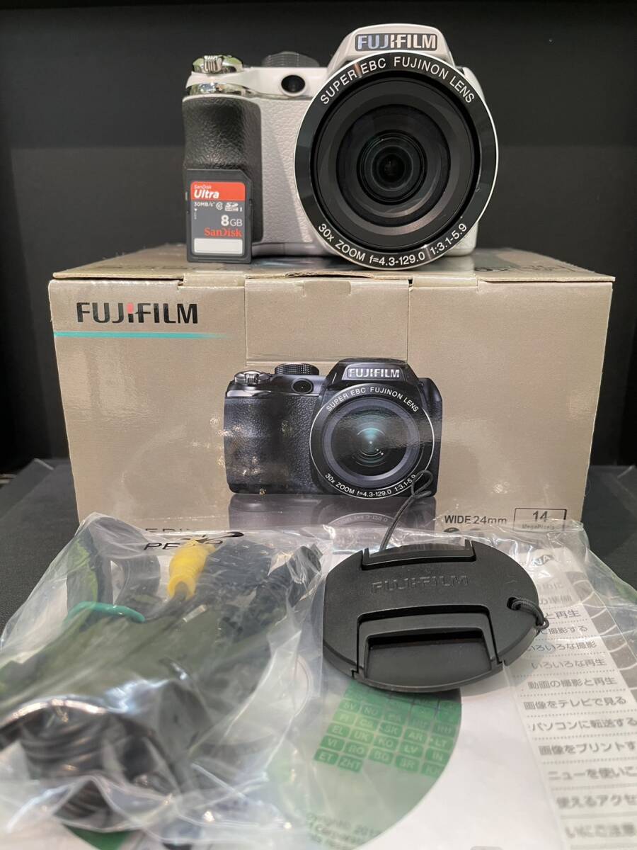 【F767CK】FUJIFILM FinePix S4500 フジフィルム ファインピクス デジタルカメラ ホワイトボディ 簡易動作確認OK おまけSDカード 8GB付_画像1