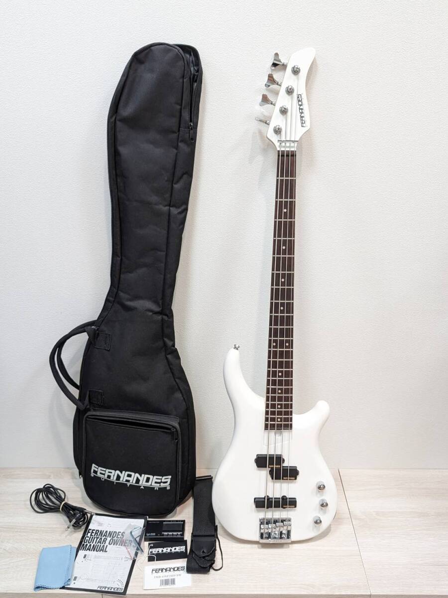 【B14344AK】美品 FERNANDES FRB-45M ベース 白 2009 SW チューナー lgt-2000 ソフトケース ピック等 付属品付き の画像1