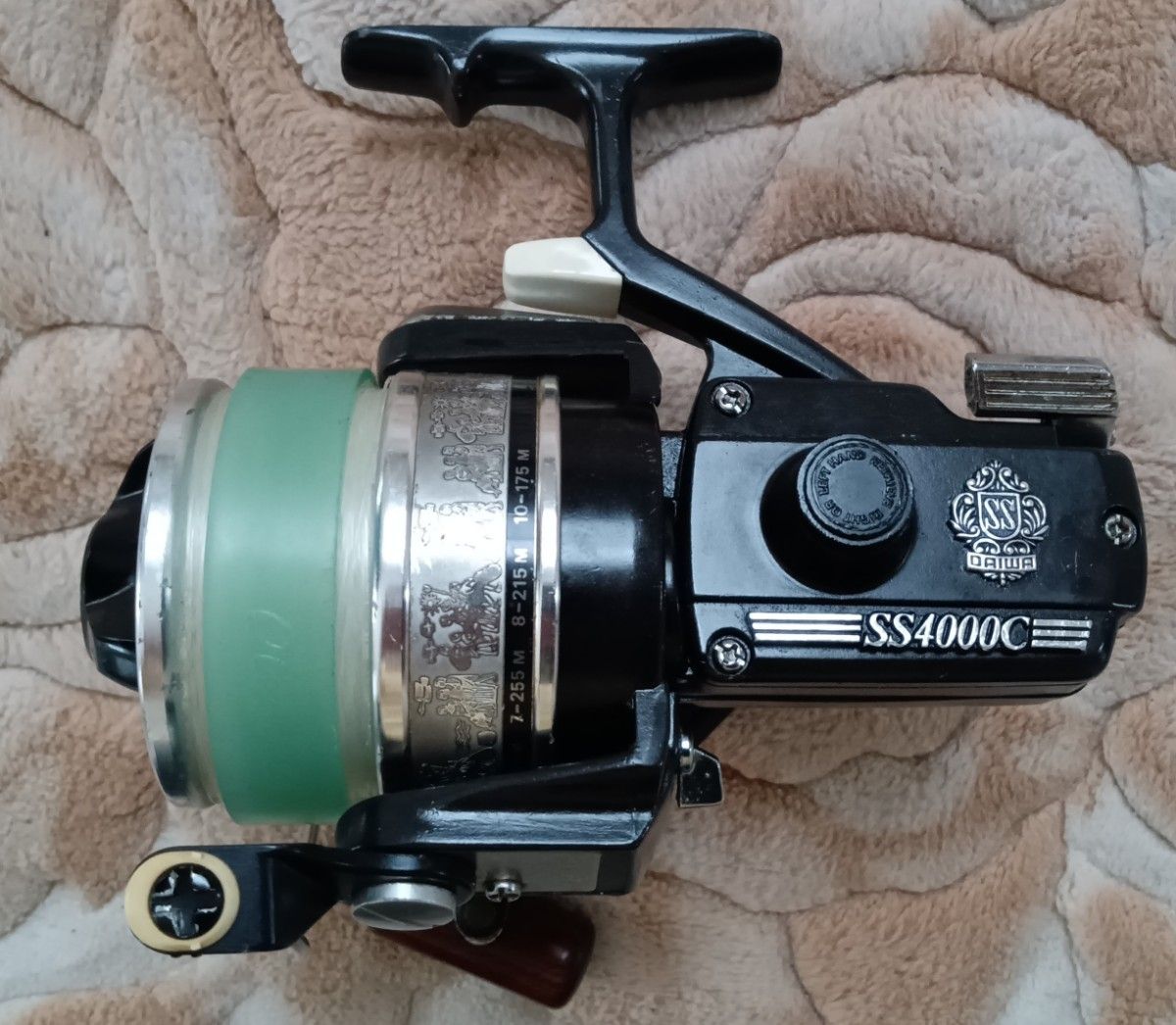 【美品】DAIWA SS4000C スピニングリール黒色部分アルマイト加工