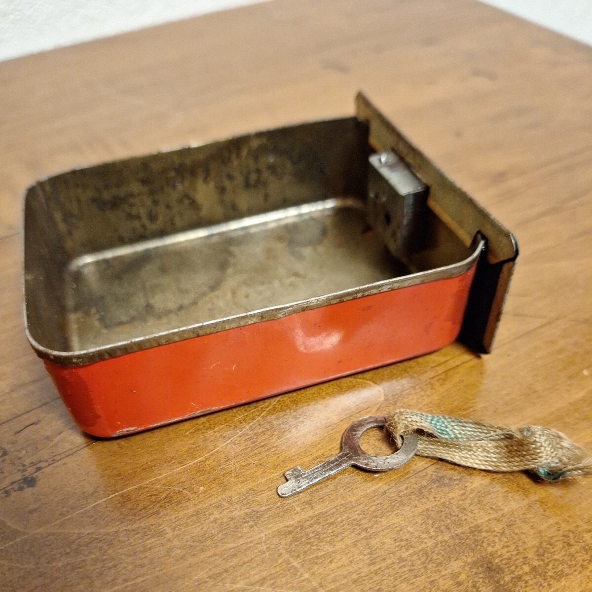  war front tin plate toy made in Japan tsuru. savings box key attaching rare that time thing toy Showa Retro antique Vintage retro operation goods valuable 