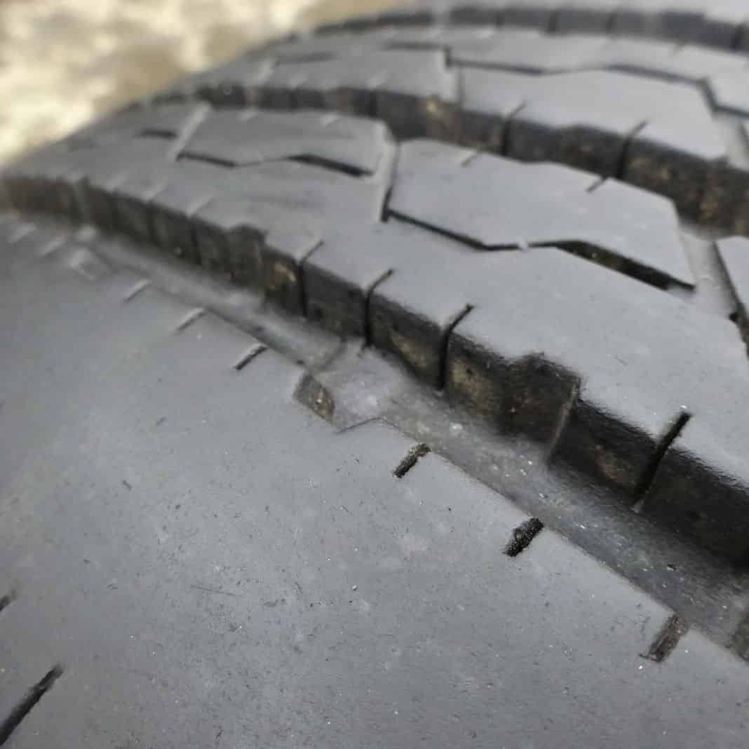 夏 4本SET 会社宛 送料無料 215/70R17.5 118/116 LT ブリヂストン R205 地山 深溝 バス コースター 小型トラック各種 リブ BS NO,Z6243の画像5