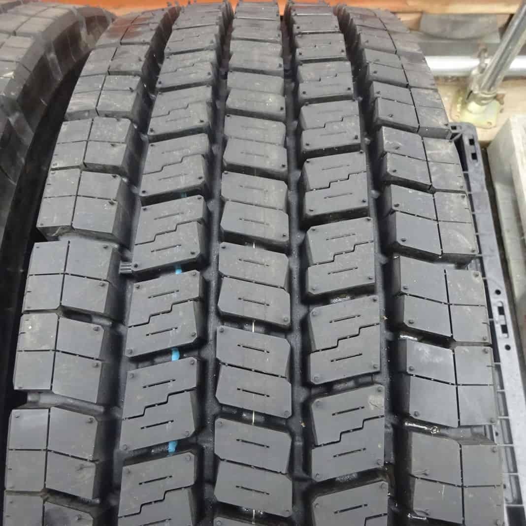 イボ付き 冬 2本SET 会社宛 送料無料 245/70R19.5 136/134 TB ダンロップ DECTES SP062 2023年製 地山 低床 大型トラック 増トン NO,Z6271_画像4