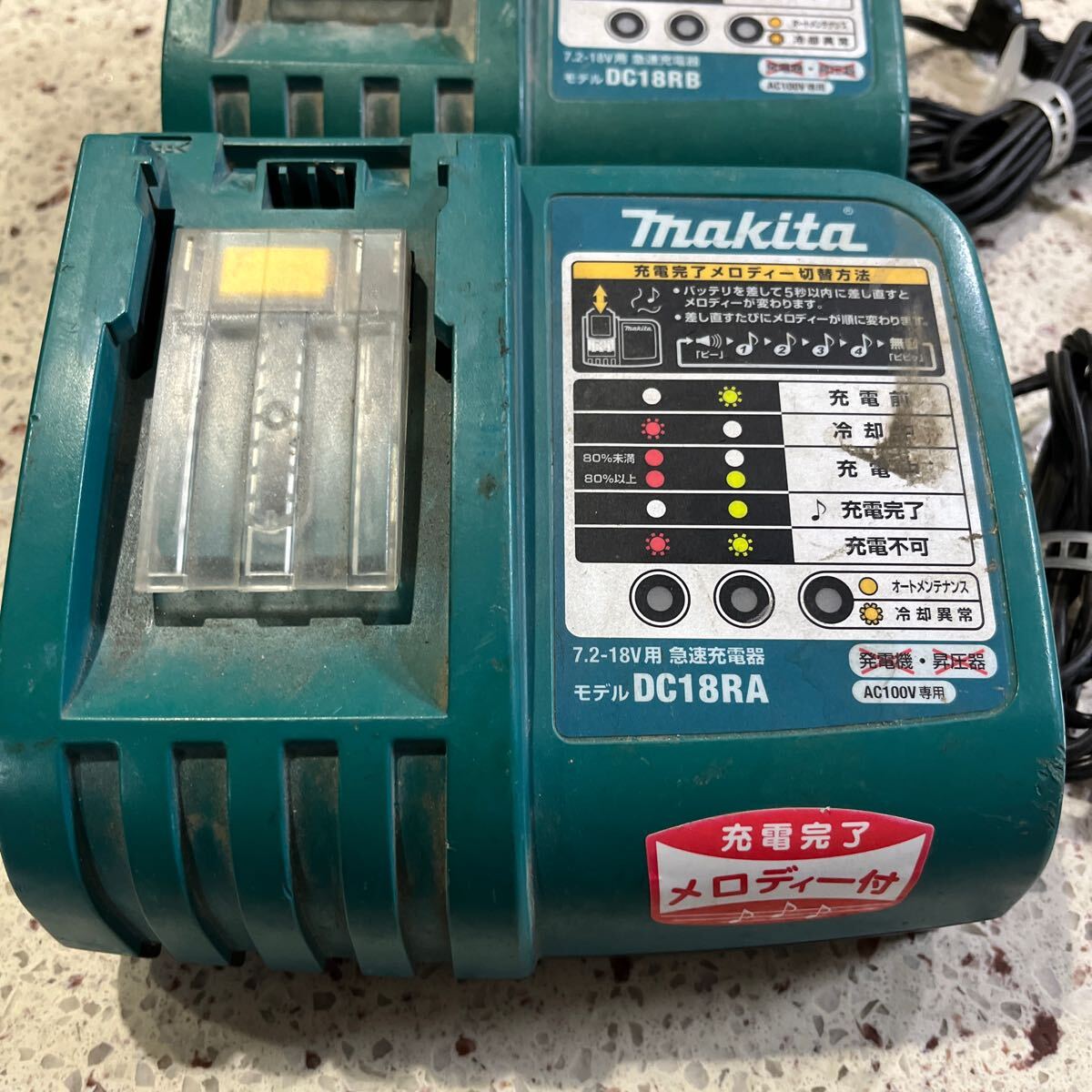 マキタ 急速充電器 makita DC18RADC18RB 中古動作品とジャンクインパクトドライバーリチウムイオンバッテリー充電器_画像2