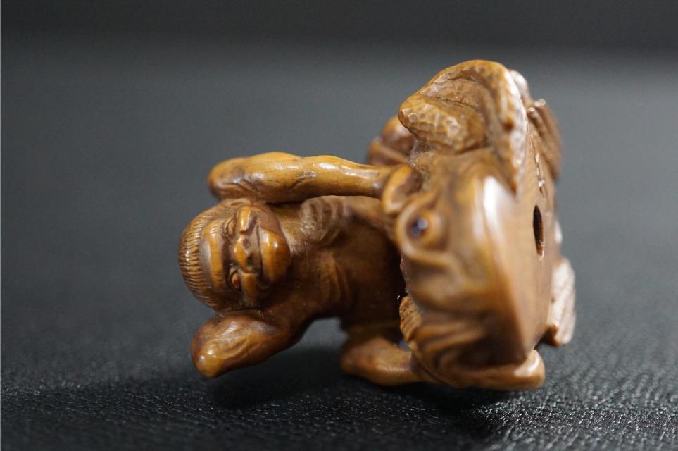 D4617-8 времена старый netsuke netsuke . цветок вдавлено дерево гравюра [... человек ]. предмет 