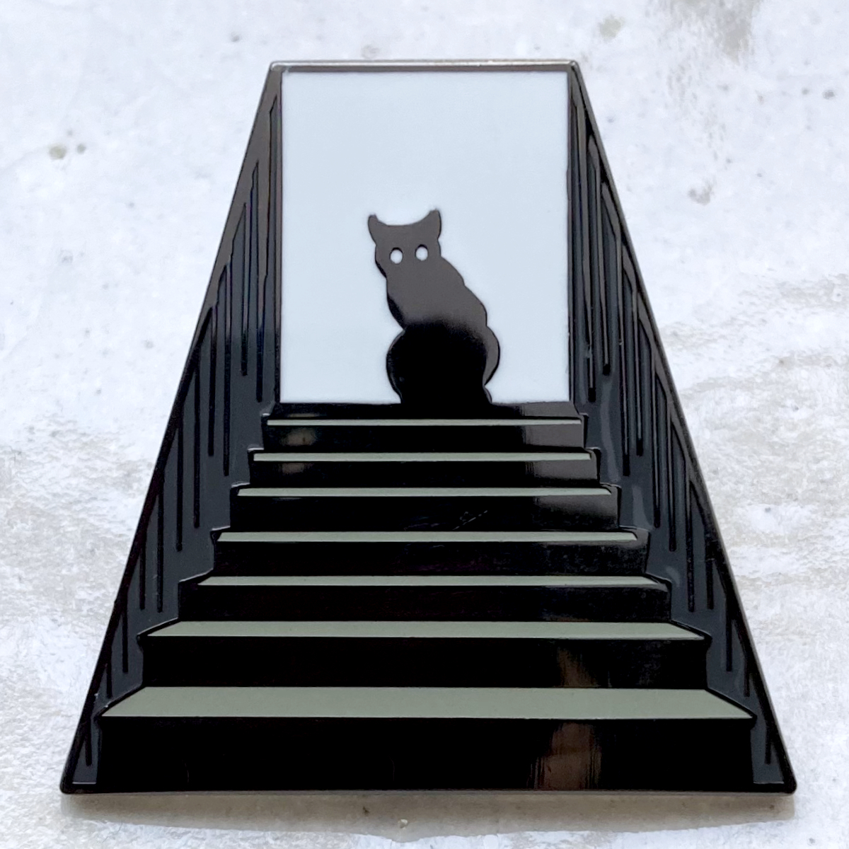 二階から見下ろす猫　階段の黒猫　段上の逆光ネコ◆ピンバッジ　ピンズ　バッチ　ブローチ◆ミステリアスなニャンコ　動物　ホラー_画像1