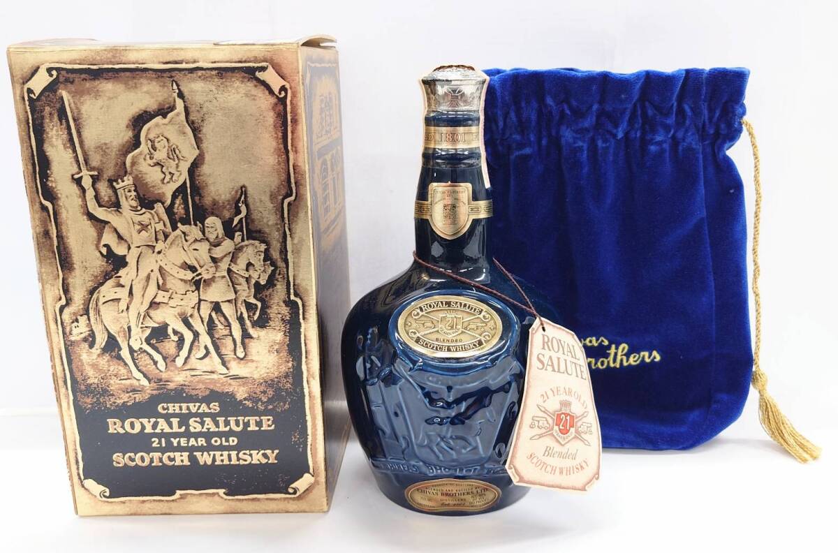 R360-W11-555 ROYAL SALUTE Royal Salute whisky 21 year 700ml 40% blue ceramics bottle box * pouch attaching not yet . plug ④