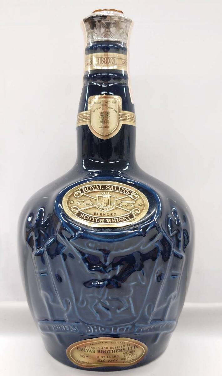 R360-W11-555 ROYAL SALUTE Royal Salute whisky 21 year 700ml 40% blue ceramics bottle box * pouch attaching not yet . plug ④