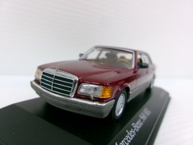 ミニチャンプス 1/43 メルセデスベンツ 560SEL 1989-1991 ダークレッドメタリック (2502-256)の画像1