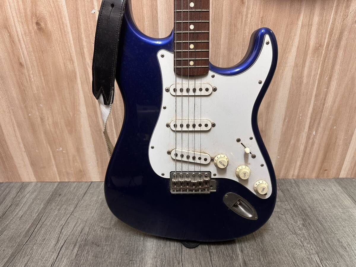 F307-T6-2323 Fender フェンダー エレキギター ストラトキャスタータイプ 本体カラーブルー×ホワイト 音だしOK ③の画像2