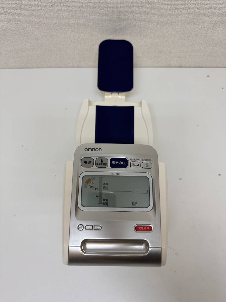 C328-T20-901 OMRON オムロン デジタル自動血圧計 HEM-1021 自動電子血圧計 家庭用 健康器具 通電動作確認済 ③の画像1