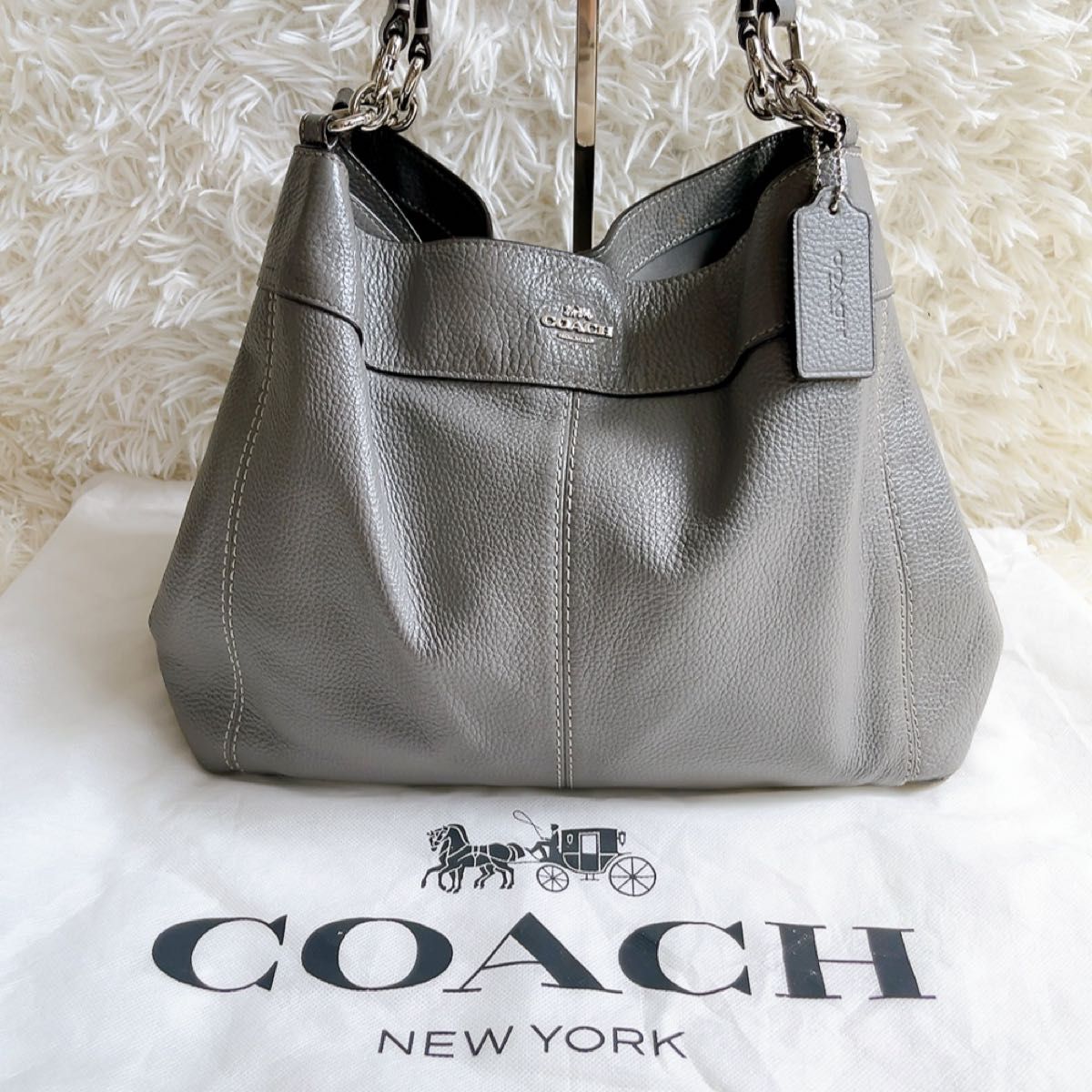 COACH トートバッグ ショルダー レクシー ロゴメタル グレー チャーム付き